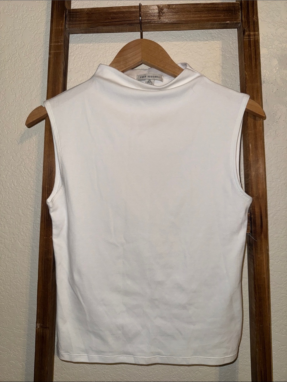 Free Assembly White Sleeveless Mock Neck Tank Top - size XS